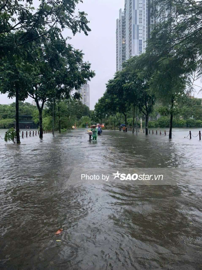 Vì mưu sinh người dân buộc phải ra đường giữa lúc nước dâng cao