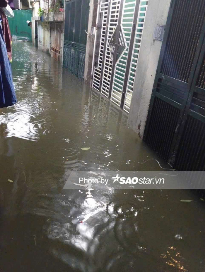 Một ngõ nhỏ tại khu vực quận Hà Đông ngập úng khiến người dân lo ngại