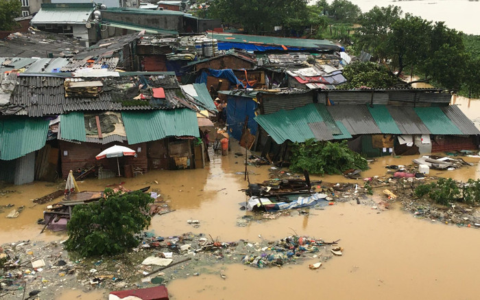 Hà Nội ngập lụt sau cơn mưa lớn kéo dài, người dân xoay xở ứng phó Ảnh 2