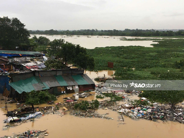 Khu vực ven sông Hồng mực nước dâng cao gần nhấn chìm nhà trọ