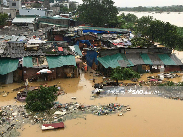 Người dân rất lo lắng khi nước sông Hồng tiếp tục dâng cao