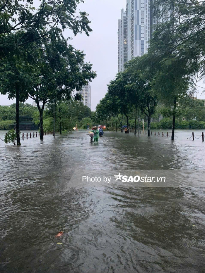 Đường phố ngập lụt gây khó khăn trong việc đi lại.