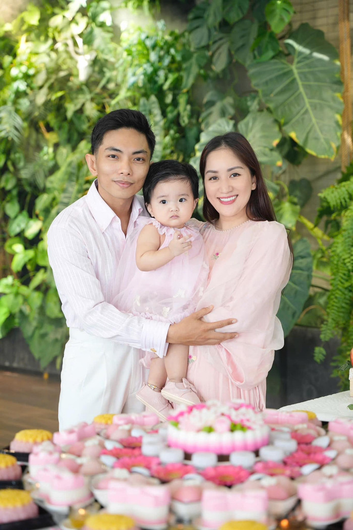 Gia đình Khánh Thi hạnh phúc đón trong ngày đặc biệt của con gái.