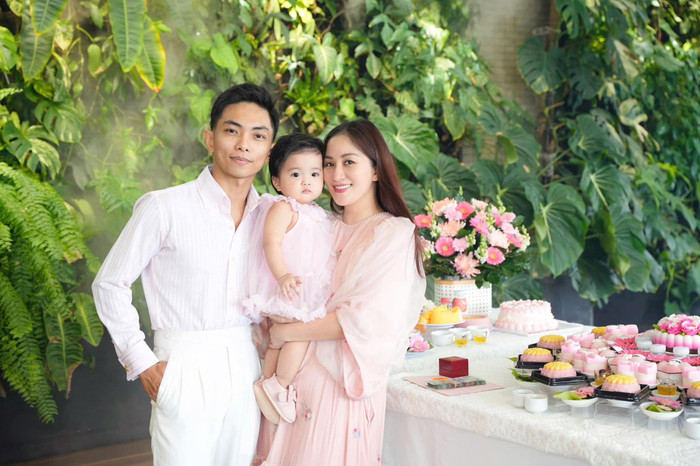 Lisa được mẹ diện cho bộ váy hồng tông xuyệt tông.