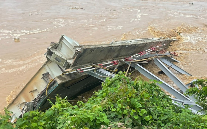 Từ vụ sập cầu Phong Châu: Nắm rõ quy tắc này để sống sót Ảnh 2