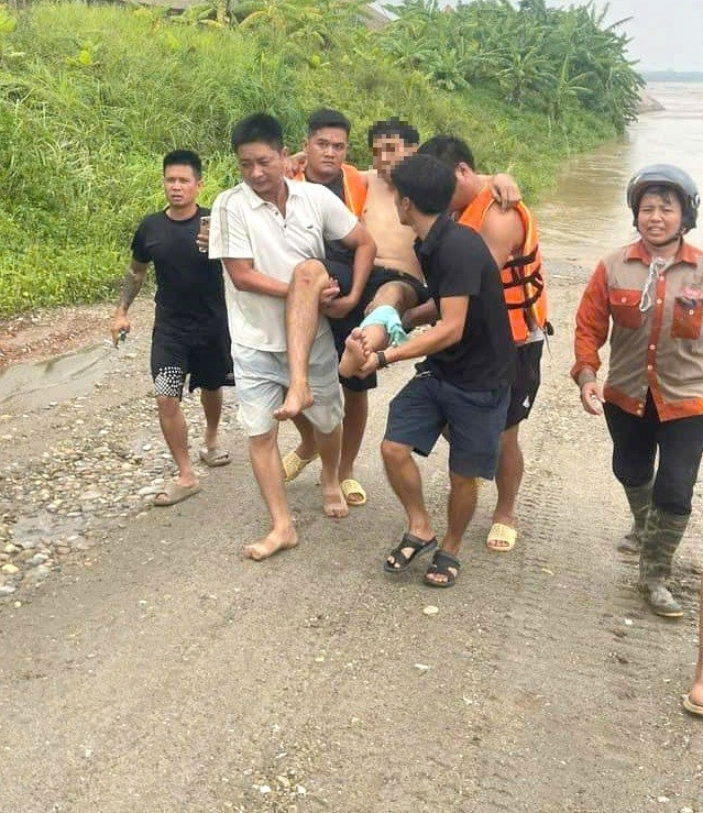 Nạn nhân trong vụ sập cầu được người dân hỗ trợ đưa lên bờ