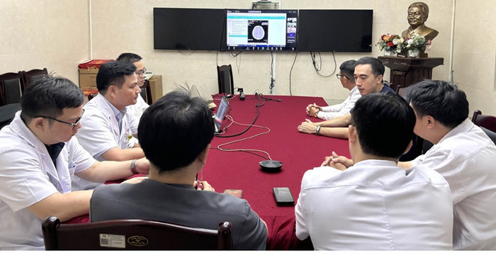 Các chuyên gia của Bệnh viện Hữu nghị Việt Đức hội chẩn trực tuyến để hỗ trợ tuyến dưới cấp cứu, điều trị nạn nhân vụ sập cầu Phong Châu. Ảnh: Sức khoẻ & Đời sống 