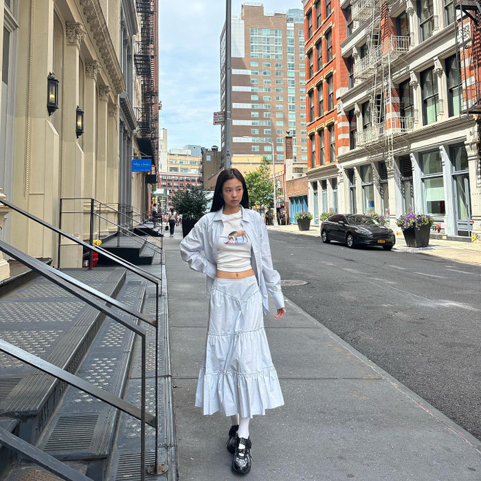 Áo dáng ngắn được Jennie 'trưng dụng' trong nhiều tình huống.