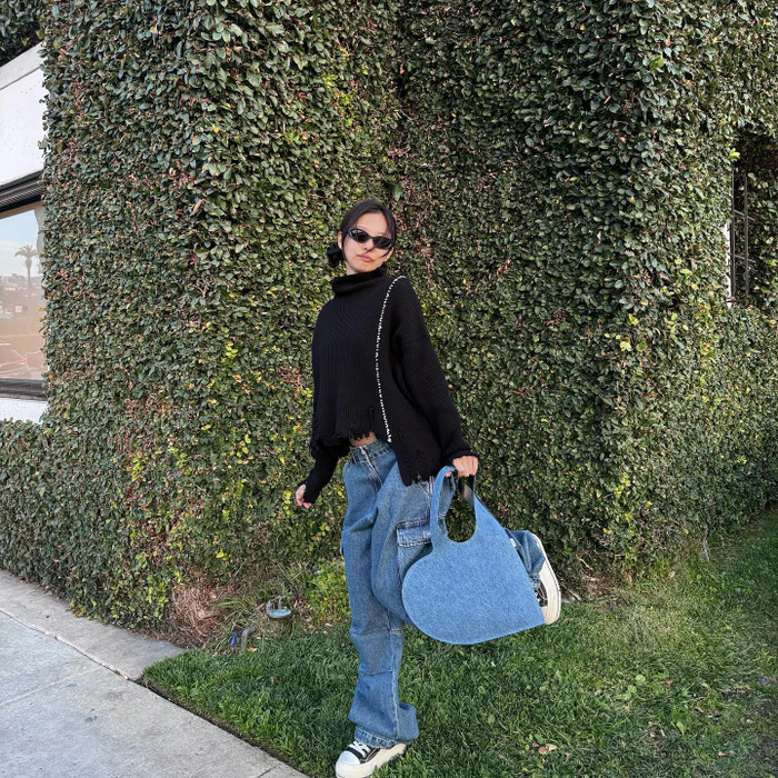 Jennie phần lớn sẽ kết hợp quần jean thùng thính cùng áo thun trong những chuyến dạo chơi phố xá.