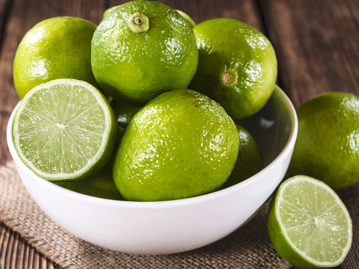 Ngâm chân trong nước ấm pha loãng cùng muối và nước cốt chanh cũng được nhiều chị em sử dụng để làm giảm tình trạng nứt nẻ gót chân.