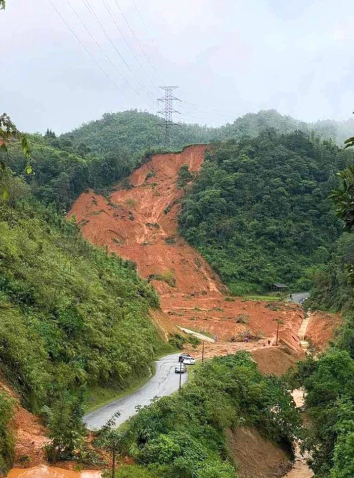 Hiện trường vụ sạt lở vùi lấp xe khách ở Cao Bằng.