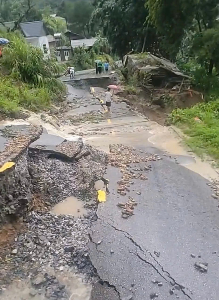 Nhiều nhóm cứu hộ đã vượt rừng, lội suối, khẩn trương tìm kiếm những nạn nhân còn mất tích.