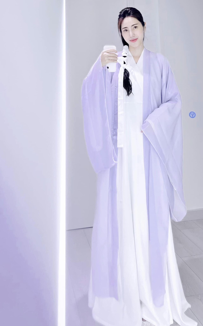 Showbiz 10/9: Hình ảnh mới nhất của Thuỷ Tiên. Ảnh: FBNV