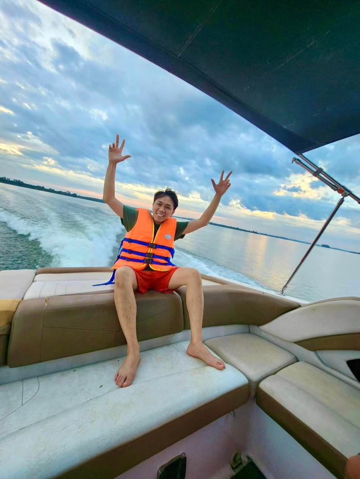 Nam diễn viên hài thường xuyên chia sẻ ảnh du lịch sang chảnh trên mạng xã hội. Song hiếm khi Anh Đức nói về tài sản, khoe cát-xê,...