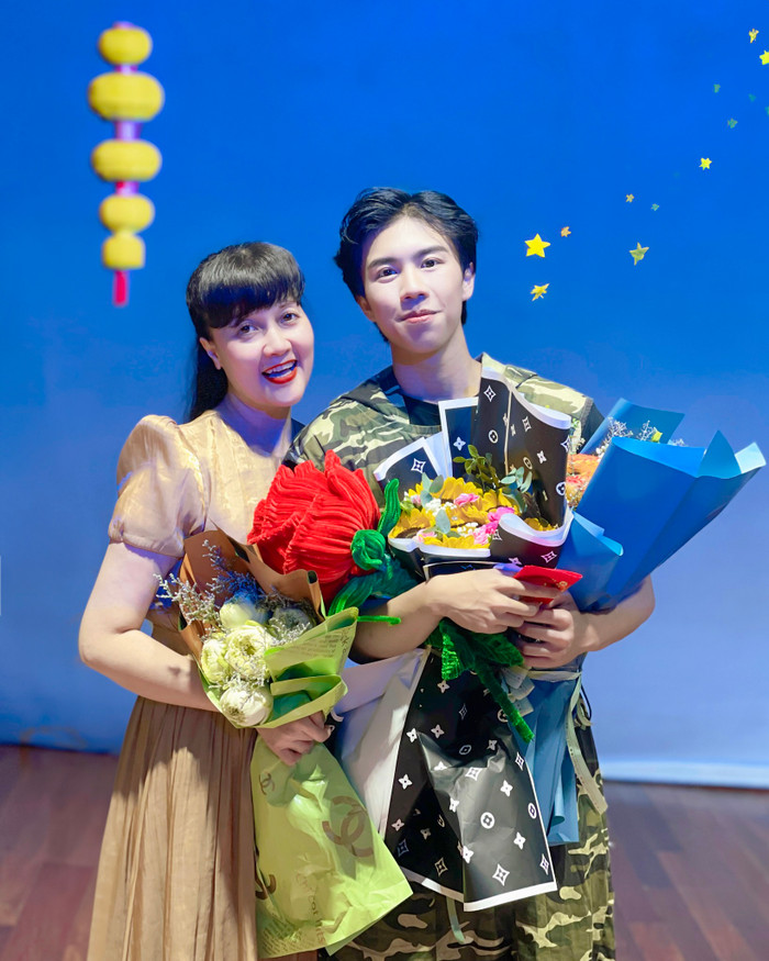 Nghệ sĩ Vân Dung luôn đồng hành cùng con trai trong những cột mốc quan trọng. Ảnh: FBNV