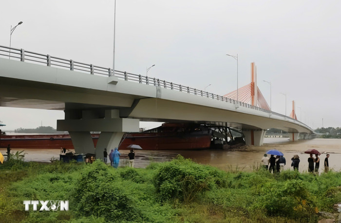 Hiện các lực lượng chức năng đang lập chốt cấm các phương tiện lưu thông qua cầu. Ảnh: TTXVN