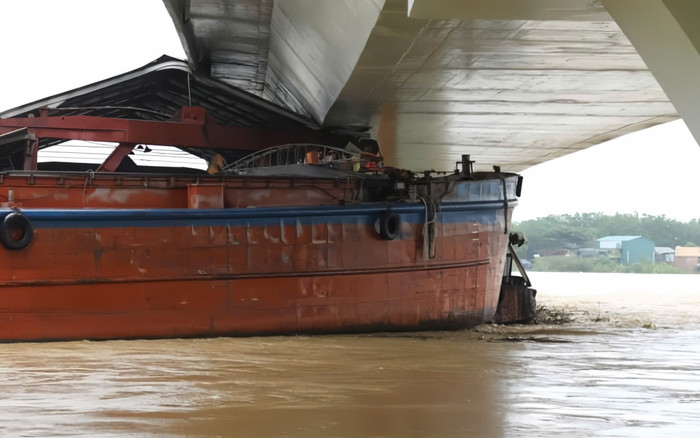 Sà lan bị đứt dây neo mắc kẹt vào cầu Vĩnh Phú Ảnh 2
