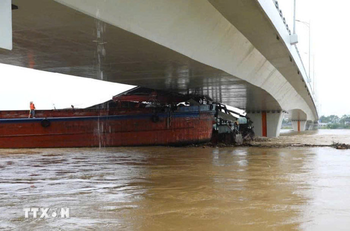 Hình ảnh sà lan bị đứt dây trôi nổi tự do và mắc kẹt tại cầu khiến nhiều người lo lắng. Ảnh: TTXVN