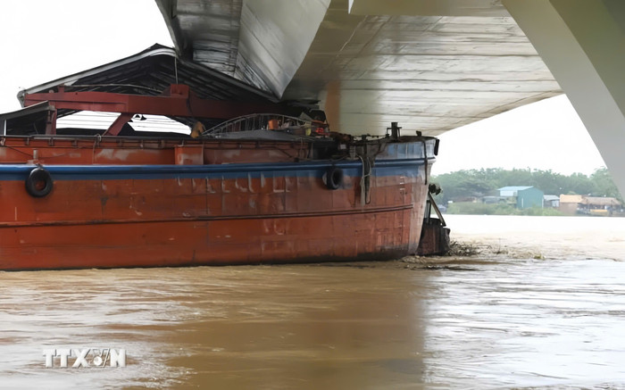 Sơ bộ ban đầu xác định đây là sà lan khai thác cát, kích thước khoảng vài chục mét. Ảnh: TTXVN