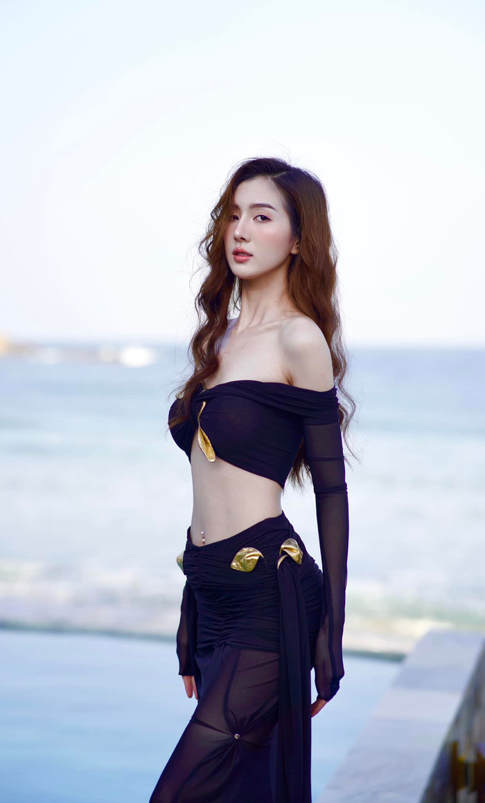 Nhan sắc xinh đẹp cùng vóc dáng nóng bỏng của bà xã Hồ Quang Hiếu.
