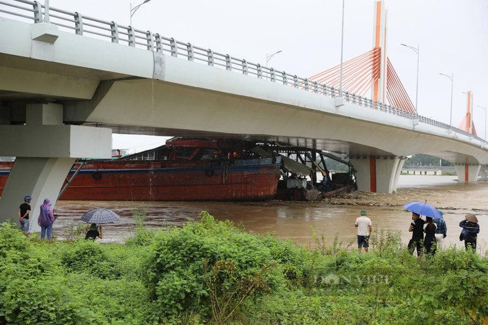 Nhiều sà lan mắc kẹt ở chân cầu Vĩnh Phú, tỉnh Vĩnh Phúc - Nguồn ảnh: Báo Dân Việt.