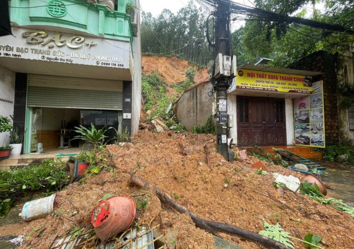 Vụ sạt lở làm nhiều gia đình ở đường Yên Ninh bị thiệt hại.