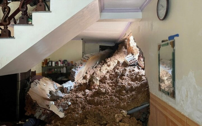 10 hộ dân thoát chết trong vụ sạt lở ở Yên Bái: 'Đất đá xuyên thủng 2 bức tường' Ảnh 2