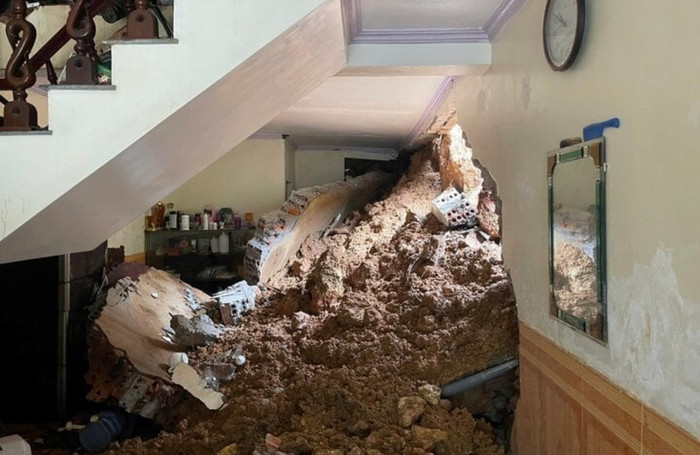 Đất đá xuyên lủng tường, tràn vào nhà gây thiệt hại cho người dân trong vụ sạt lở ở Yên Bái.