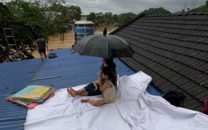 Xót lòng cảnh người mẹ cố che chắn cho 2 con nhỏ khi nước lũ đã dâng đến nóc nhà Ảnh 2