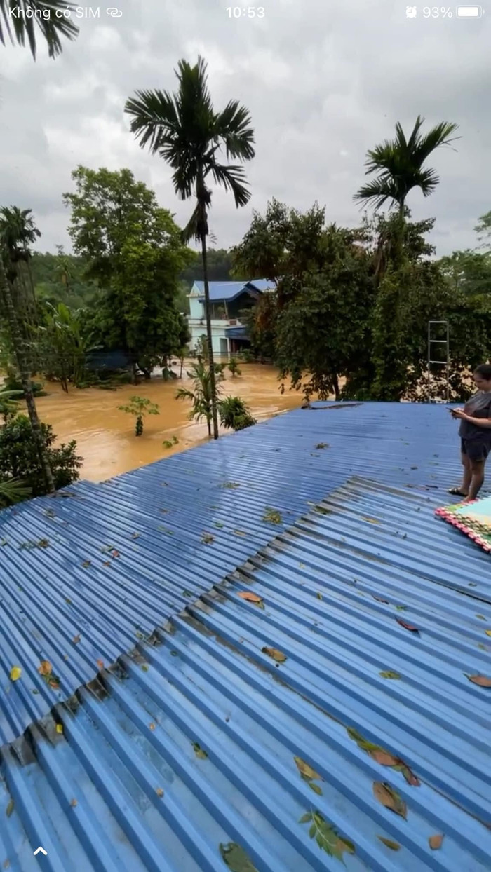 Nước lũ dâng lên nhanh chóng đe dọa cuộc sống của người dân miền Bắc. Ảnh: Võ Hồng Ly