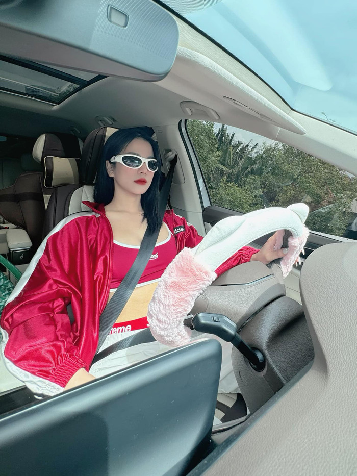 Trước đó Diệp Lâm Anh đã mua xe ô tô tặng con gái, cô còn chủ động lái chiếc xe này để chở ái nữ đi học. Ảnh: FBNV