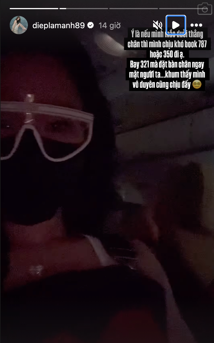 Diệp Lâm Anh đeo khẩu trang, bịt kín mặt khi vô tình chứng kiến hành động kém duyên của một người ngồi chung chuyến bay. Ảnh: Chụp màn hình