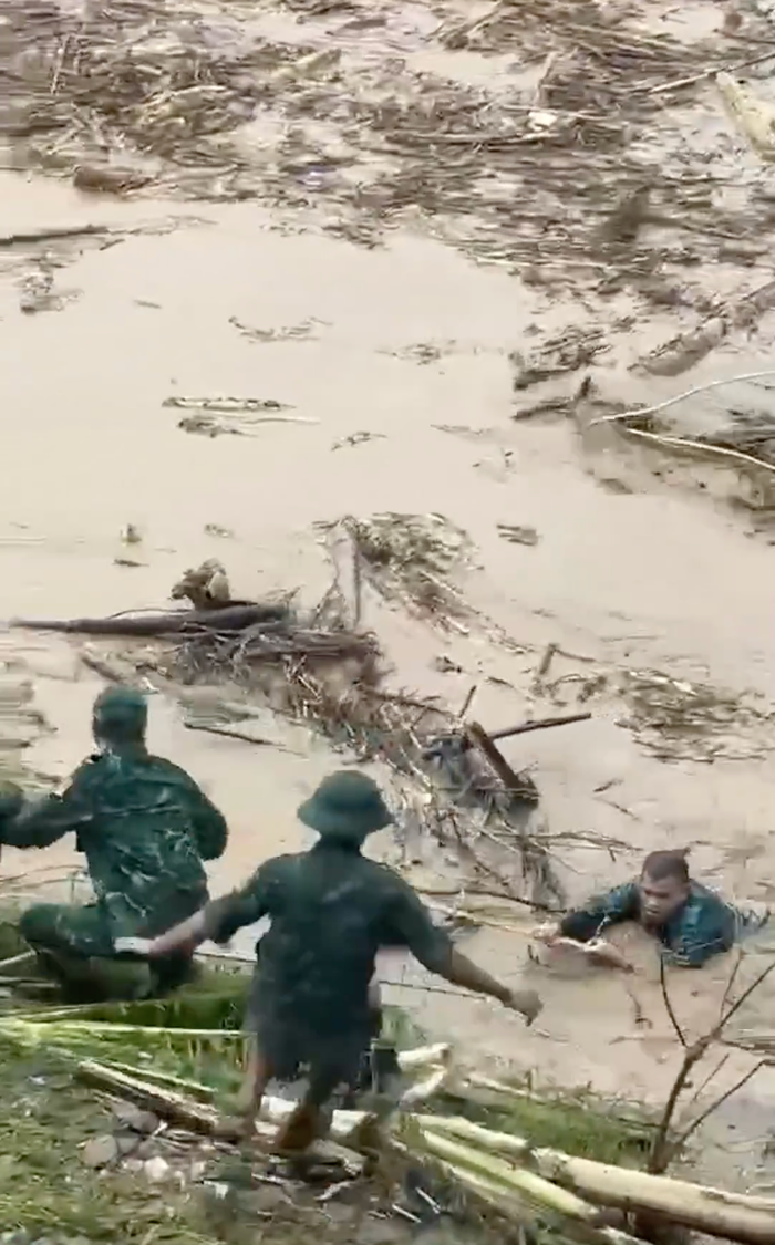 May mắn, chiến sĩ này đã được đồng đội hỗ trợ. 