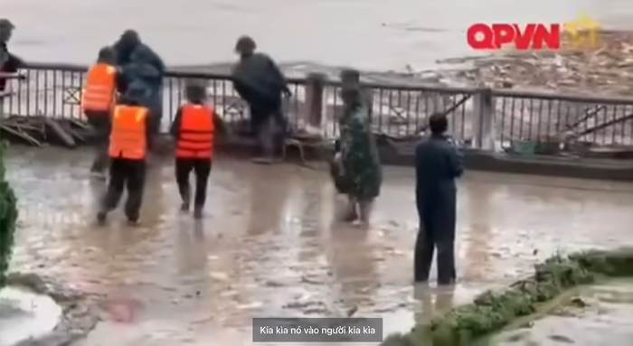 Hình ảnh chiến sĩ bị rơi xuống dòng sông đang chảy siết trong lúc làm nhiệm vụ. 