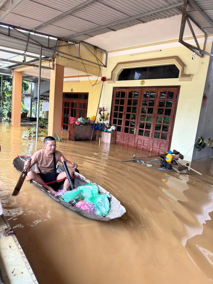 NSƯT Kiều Anh đội nón lá, mặc áo phao hỗ trợ bà con Thái Nguyên bị lũ lụt chia cắt Ảnh 3