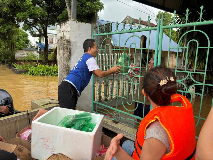 NSƯT Kiều Anh đội nón lá, mặc áo phao hỗ trợ bà con Thái Nguyên bị lũ lụt chia cắt Ảnh 4