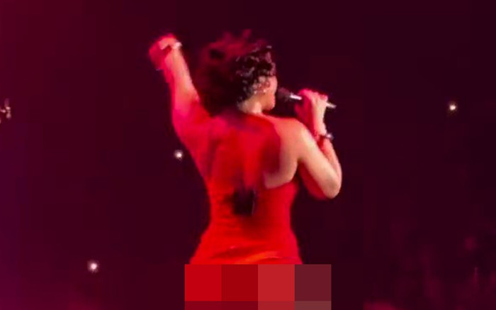 Nữ ca sĩ trẻ bị khán giả ném giấy vệ sinh lên sân khấu khi đang hát Ảnh 2