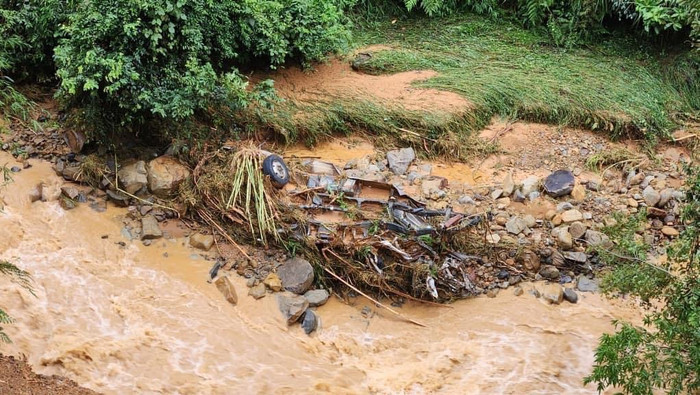 Hiện các lực lượng cứu hộ đang dùng máy xúc san gạt để sớm mở đường vào khu vực sạt lở, tiến hành tìm kiếm cứu nạn.