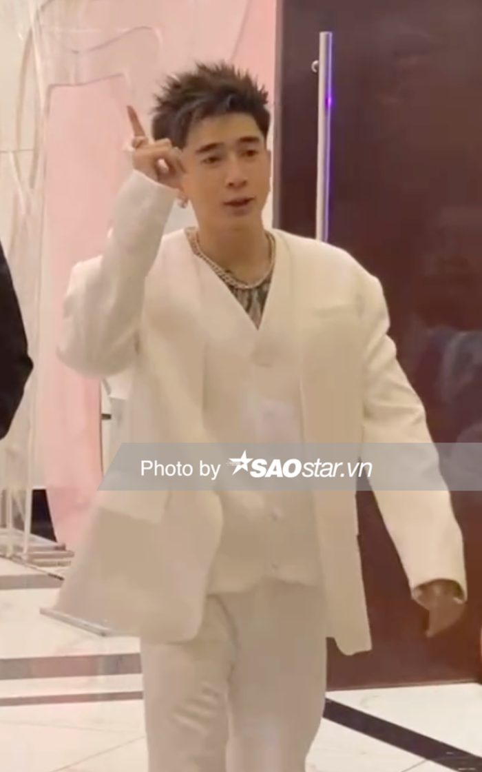 Chi Dân không giấu khỏi sự bối rối khi đi nhầm đám cưới, và được bảo vệ hướng dẫn đi đến địa điểm nơi Anh Đức làm hôn lễ