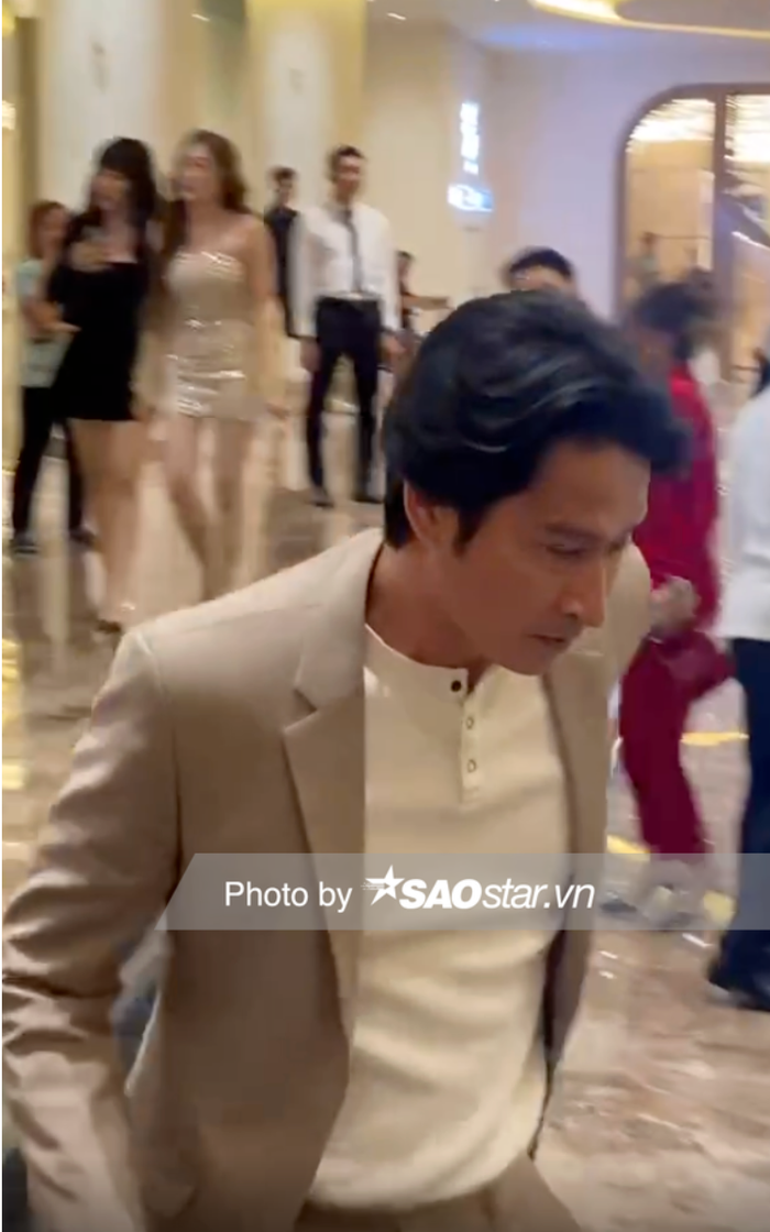 Huy Khánh ăn vận bảnh bao, lộ rõ visual điển trai