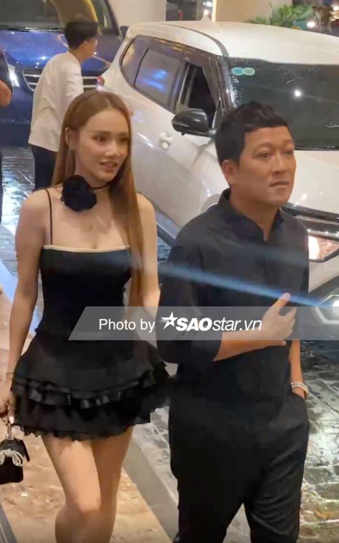 Vợ chồng Trường Giang - Nhã Phương đều mặc đồ đen