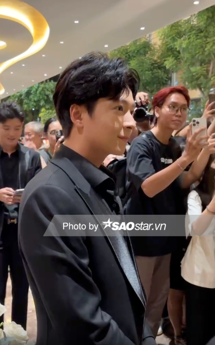 Ngô Kiến Huy tự tin tạo dáng, chụp hình trước cánh paparazzi