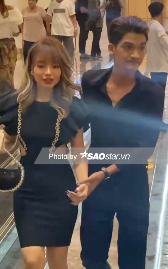 Mạc Văn Khoa đưa vợ đi ăn cưới Anh Đức