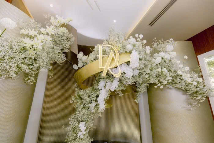Không gian sảnh cưới được phủ đầy hoa tươi.