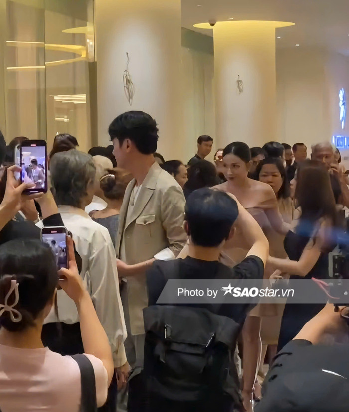 Huỳnh Phương - Khả Như sánh đôi cùng nhau dự đám cưới Anh Đức.