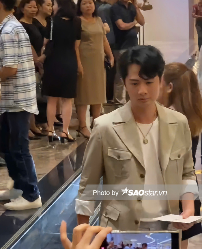 Vào trong sảnh, Huỳnh Phương - Khả Như tách lẻ mỗi người một hướng.