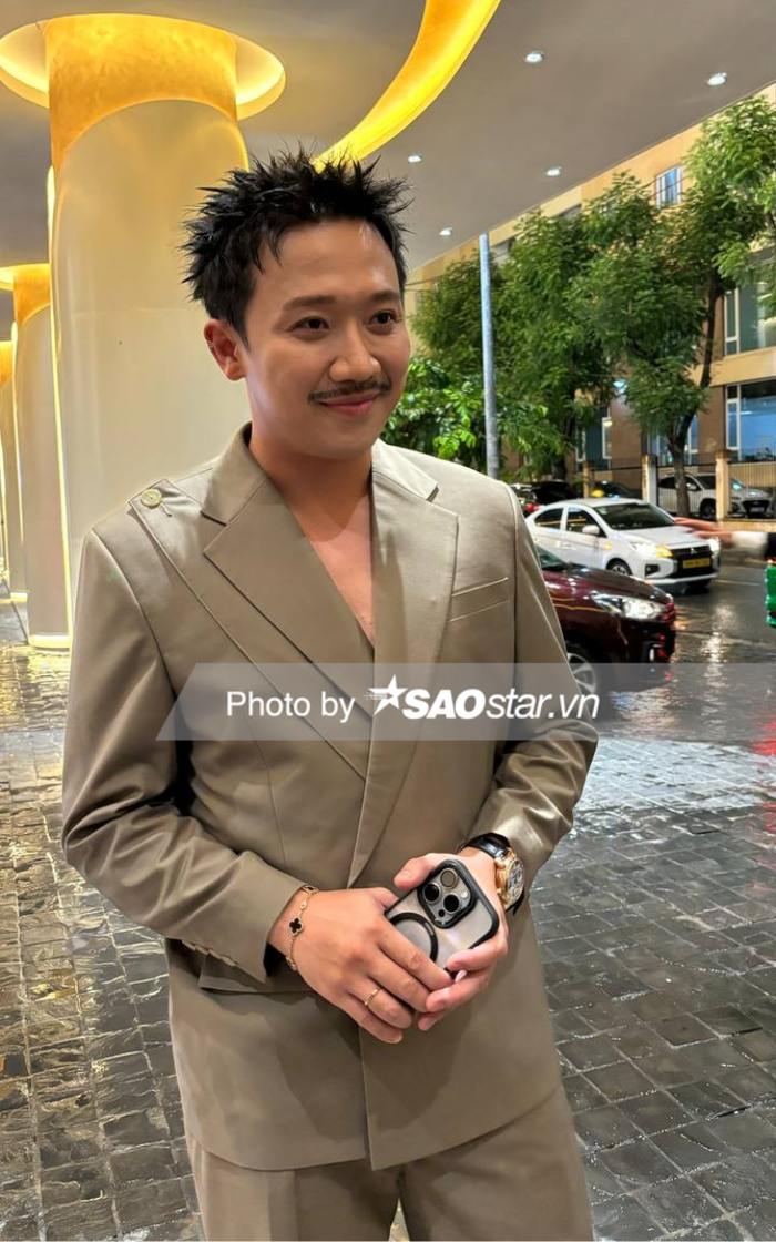 Trấn Thành tranh thủ tạo dáng, thoải mái để giới truyền thông chụp hình trước khi bước vào địa điểm tổ chức đám cưới của Anh Đức