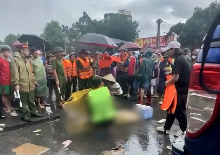 Cháu bé gặp nạn vào tối qua (9/9) trong lúc cùng người thân tự chèo thuyền từ khu dân cư bị ngập lụt ra bên ngoài.