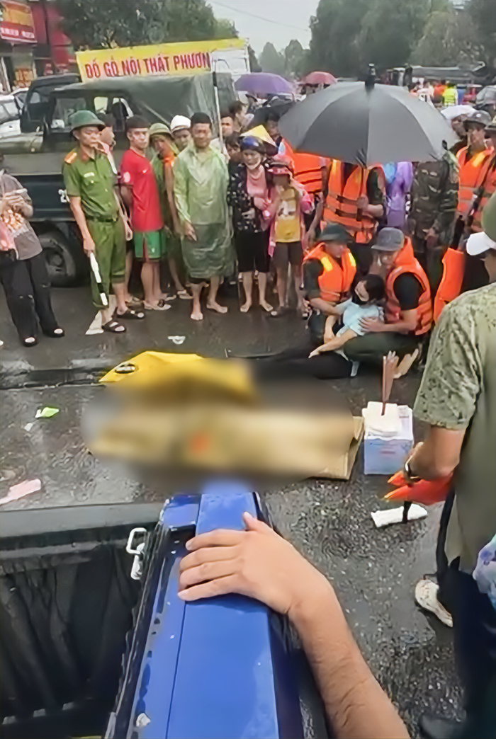 Hình ảnh người mẹ khóc ngất bên thi thể con trai dưới cơn mưa khiến nhiều người xót xa.