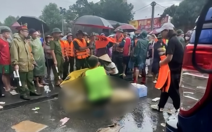 Mẹ gục ngã khi tìm thấy thi thể con trai 5 tuổi bị lật thuyền ở Thái Nguyên Ảnh 2